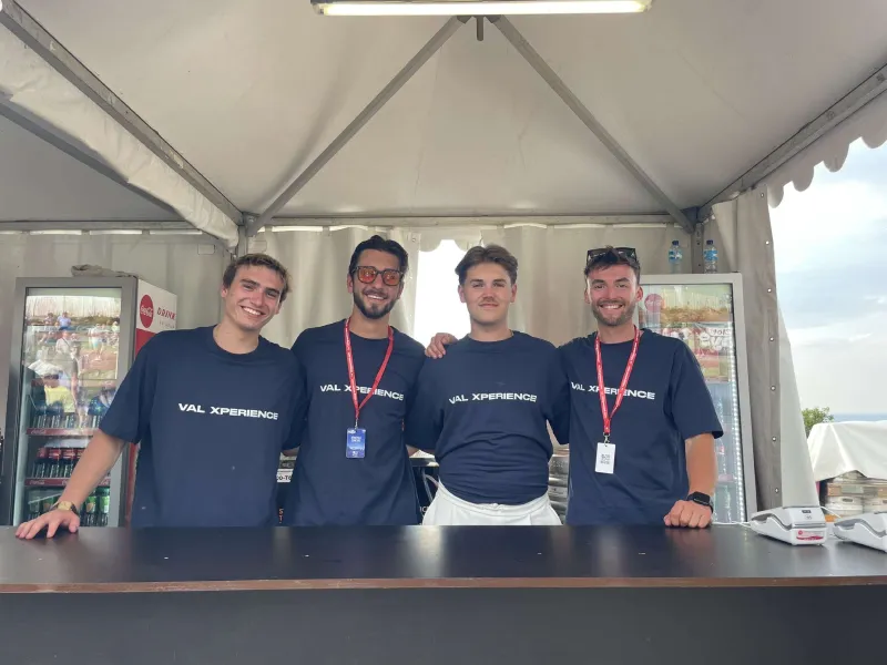 Quatre bénévoles en t-shirt Val Xperience derrière le bar du festival