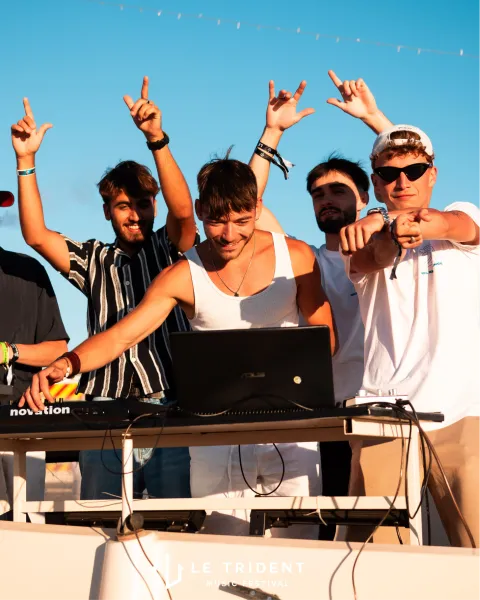 DJ set en plein air lors du Trident Festival, sous un ciel bleu