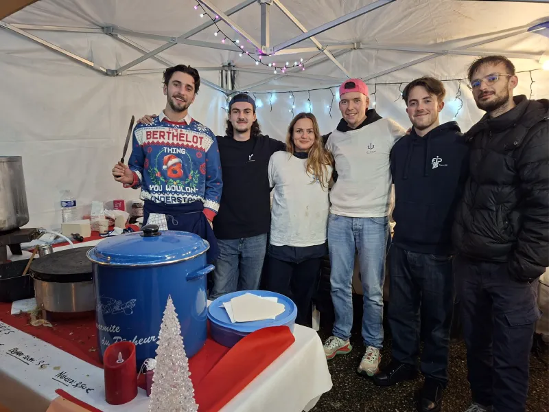 Les bénévoles au stand de l'association lors d'un marché de Noël