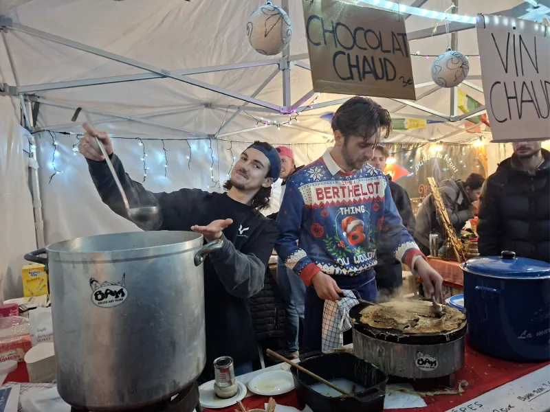 Stand de boissons chaudes et de crêpes tenu par des membres de l'association lors d'un marché de fin d'année